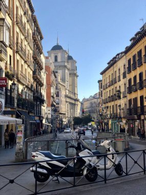Madrid, İspanya - 5 Ocak 2019: Güneşli bir kış gününde Madrid 'deki geleneksel cadde manzarası