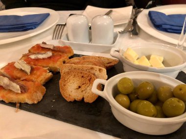 İspanyol avlusu, domates soslu ekmek, sardalya, tost ve tereyağı, zeytin.
