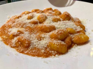 Domates soslu Gnocchi ve rendelenmiş parmesan peyniri.