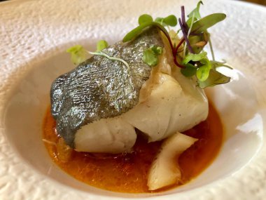 Güzel yemekler, tütsülenmiş morina balığı portakal sirkesi ile servis edilir.