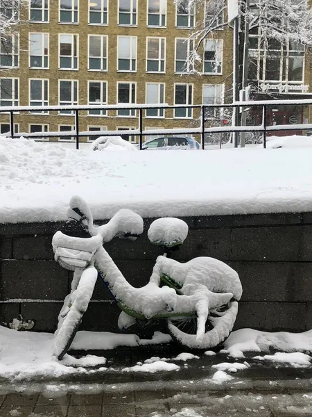Sztokholm, Szwecja - 3 lutego 2019: Rower pokryty śniegiem zimą w Szwecji — Zdjęcie stockowe