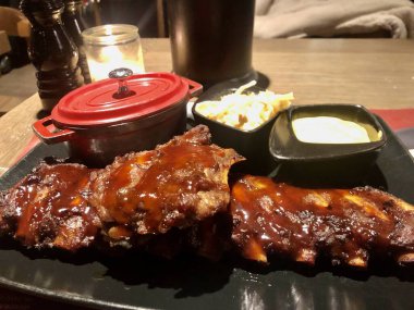 Lezzetli ızgara ve ızgara domuz pirzolası.