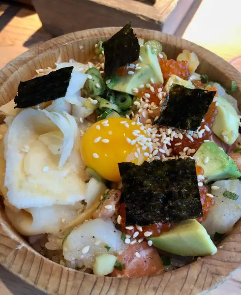 Poke de saumon servi avec jaune d'oeuf, avocat et gingembre — Photo