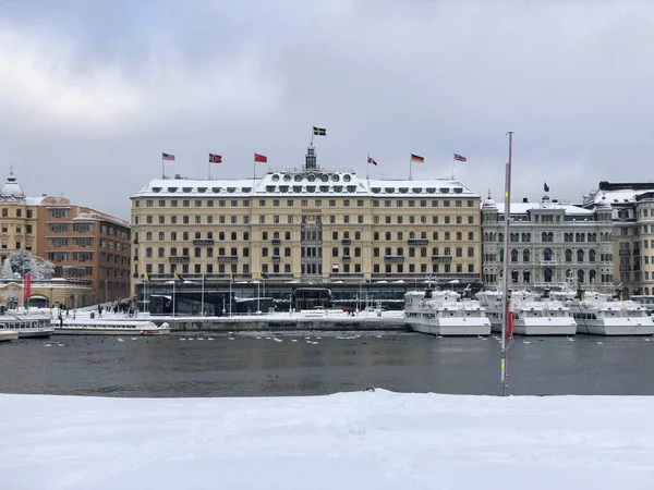 Stockholm - 3 februari 2019: Utsikt över Stromkajen på Grand Hotel i Stockholm — Stockfoto