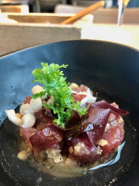 Miso çorbası ve Shimeji mantarıyla servis edilen taze çiğ ton balığı.