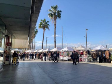 Malaga, İspanya - 29 Aralık 2019: Malaga 'daki liman gezisi olan Muelle Uno' da tatilin tadını çıkaran insanlar