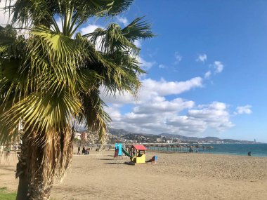Malaga, İspanya - 29 Aralık 2019: La Malagueta, Malaga plajı