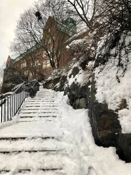 Sztokholm, Szwecja - 2 lutego 2019: Niebezpieczeństwo ześlizgnięcia się po schodach pokrytych śniegiem i lodem zimą w Sztokholmie — Zdjęcie stockowe