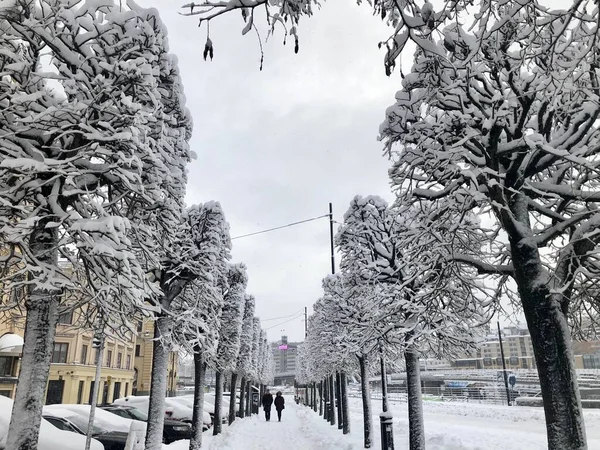 Sztokholm, Szwecja - 3 lutego 2019: Ulica w Sztokholmie pokryta śniegiem zimą — Zdjęcie stockowe