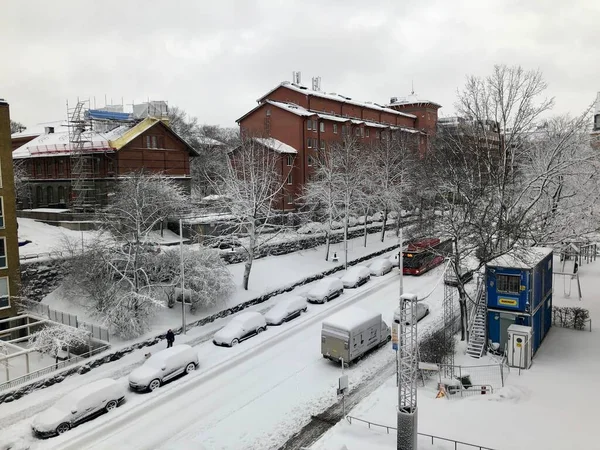 Sztokholm, Szwecja - 3 lutego 2019: Ulica w Sztokholmie pokryta śniegiem zimą — Zdjęcie stockowe