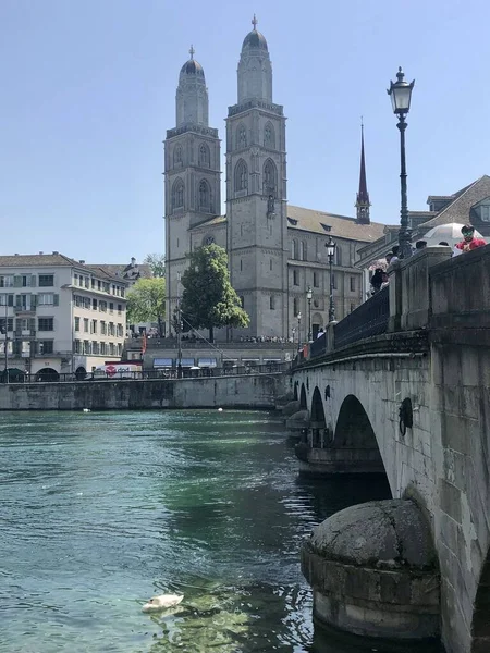 Vue panoramique du centre historique de Zurich avec la célèbre église Grossmunster et la rivière Limmat au lac de Zurich — Photo