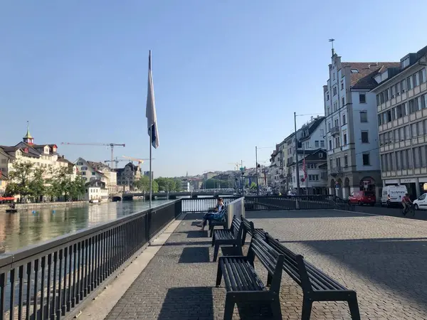 Zurich, Suisse - 3 mars 2019 : Zurich centre-ville historique et rivière Limmat — Photo