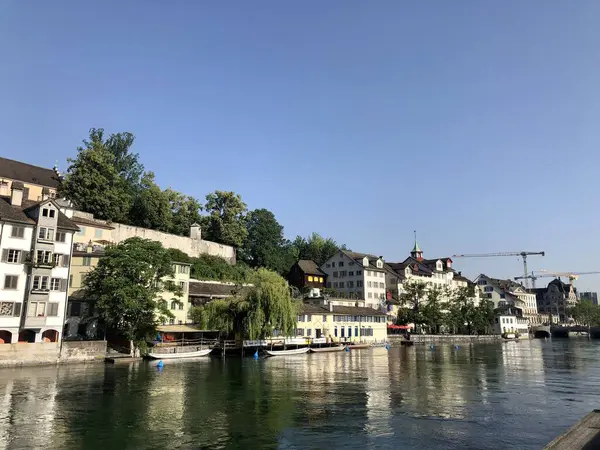 Zurich, Suisse - 3 mars 2019 : Zurich centre-ville historique et rivière Limmat — Photo
