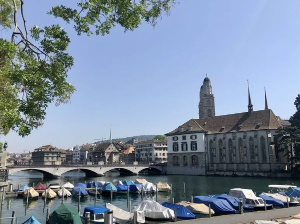 Zurich, Switzerland - June 27, 2019: View of Quaibrucke, Grossmunster and river Limmat in Zurich Old Town — Photo