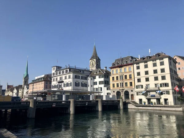 Zurich, Switzerland - June 27, 2019: Town Hall Bridge crossing the Limmat river in Zurich Old Town — Photo