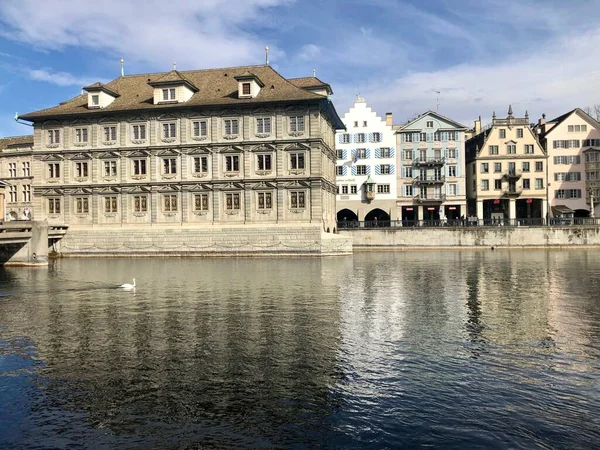 Zurich, Switzerland - March 3, 2019: Zurich Old Town Hall, Rathaus, in River Limmat — Fotografia de Stock