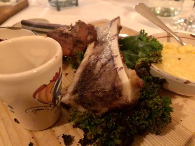 Kemik iliği, yeşillik ve risotto ile güzel bir yemek.