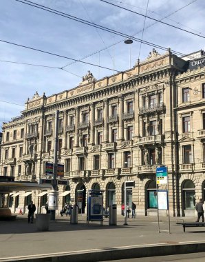 Zürih, İsviçre - 3 Mart 2019: Credit Suisse Merkezi Paradeplatz, Zürih