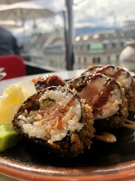 Sushi au saumon frit croustillant avec sauce avocat, gingembre et soja — Photo