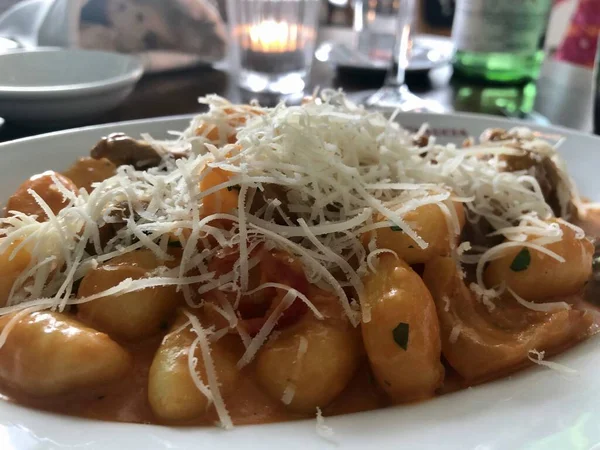 Gnocchi de pommes de terre avec sauce tomate et parmesan râpé — Photo