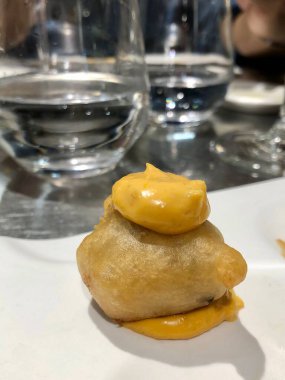 Amouse bouche Seville 'deki Michelin restoranında servis ediliyor.