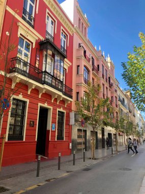 Seville, İspanya - 23 Aralık 2019: Sevilla 'da inşa cephesinde geleneksel mimari