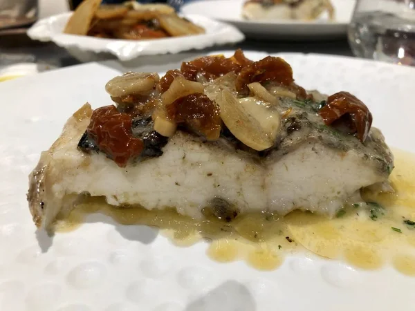 Cuisine raffinée, poisson du jour servi au restaurant Michelin — Photo