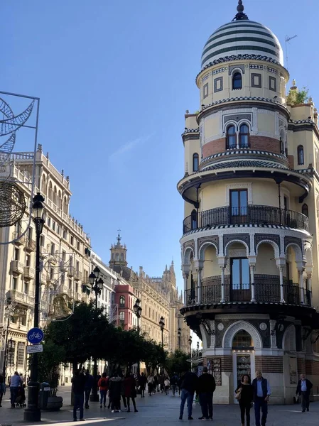 Sevilla, Spanien - 23. Dezember 2019: Traditionelle Architektur beim Fassadenbau in Sevilla — Stockfoto