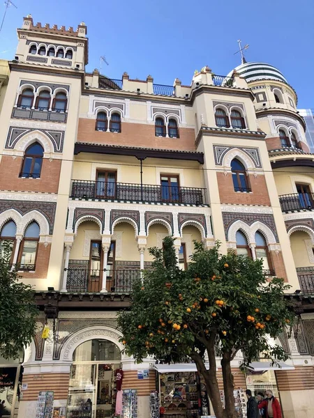 Sevilha, Espanha - 23 de dezembro de 2019: Arquitetura tradicional na fachada de construção em Sevilha — Fotografia de Stock