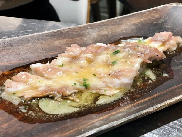 Cuisine raffinée, ventre de poisson au beurre servi au restaurant Michelin — Photo