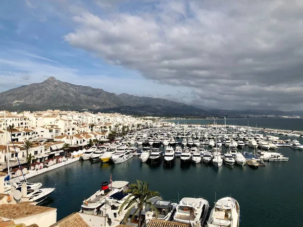 Puerto Banus, İspanya - 27 Aralık 2019: Puerto Banus Marina 'daki yatların manzarası
