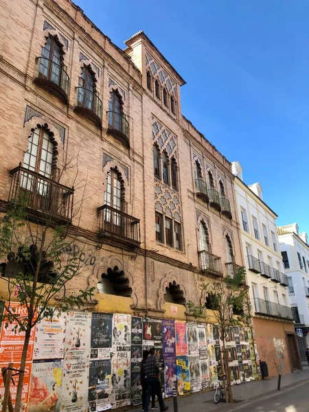 Seville, İspanya - 23 Aralık 2019: Sevilla 'da inşa cephesinde geleneksel mimari