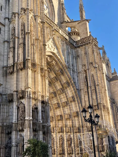 Sevilla, España - 24 de diciembre de 2019: Vista de la Catedral de Sevilla, la Catedral de Santa María de la Sede — Foto de Stock