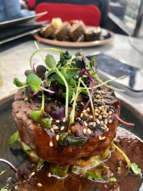 Avokado, susam, otlar ve Asya soslu ton balığı tartartarı.