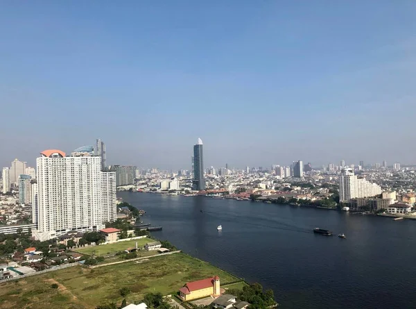 Bangkok, Tayland - 11 Kasım 2019: Bangkok 'taki Chao Phraya Nehri manzarası