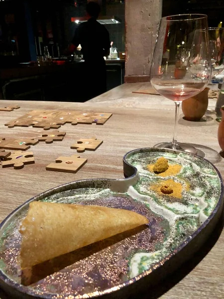 Bangkok, Tayland - 11 Kasım 2019: Yıldızlı şef Gaggan restoranının 25 kurs menüsünde yaratıcı yemek