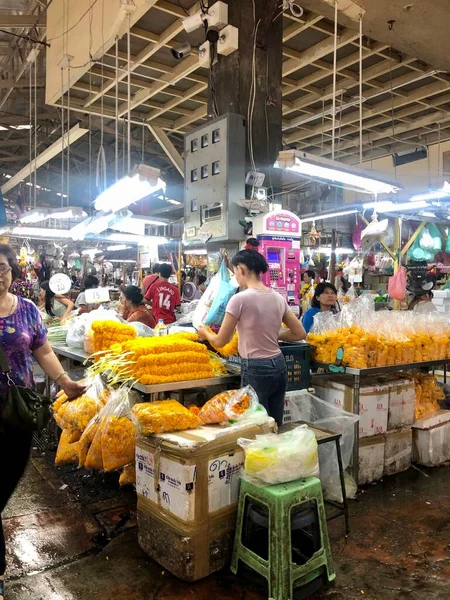 Bangkok, Thailand - November 1, 2019: Large quantities of flowers for sale in Bangko Flower Market — Stock Photo, Image