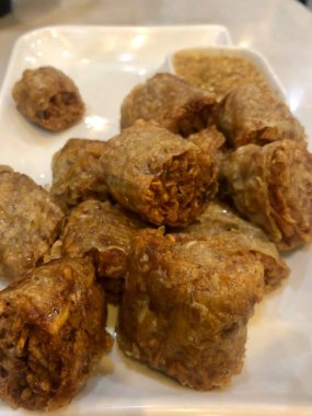 Tayland 'daki sokak yemekleri pazarında kızartılmış Taro.