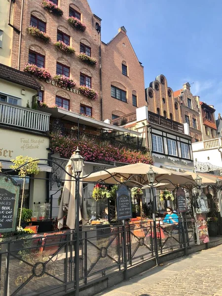 Gdansk, Pologne - 16 octobre 2018 : Bars et restaurants à Gdansk River Embankment, Dlugie Pobrzeze — Photo
