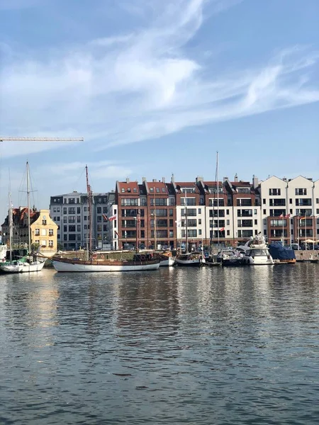 Gdansk, Polonya - 16 Ekim 2018: Gdansk Nehri Embankment, Dlugie Pobrzeze