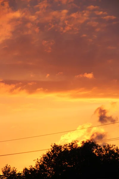 Feurig orangefarbener Abendhimmel. — Stockfoto