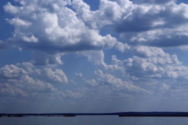 Küçük bulutlu mavi gökyüzü arkaplanı