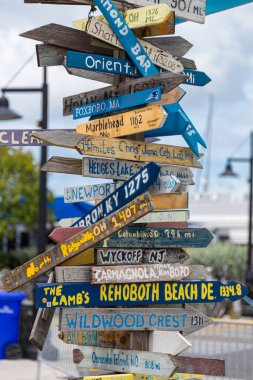 MIleage ve Yön İşaretleri Key West, FL Adası üzerinde Mavi ve Sarı İşaretli