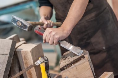 Kadın marangoz atölyesinde çalışan