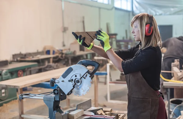 Female carpenter Using Circular Saw — Stock Photo, Image