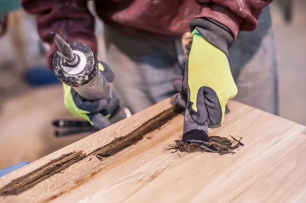 Hombre haciendo carpintería en madera —  Fotos de Stock