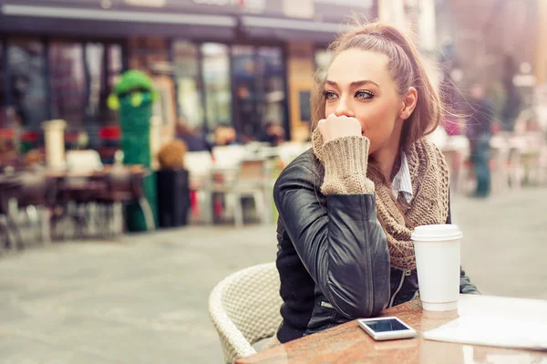 カフェでコーヒーを飲む美しい女性 — ストック写真