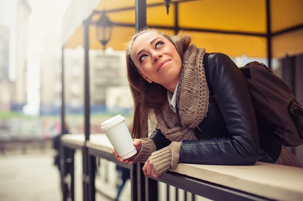 Beautiful woman drinkig coffe on the street — Stock Photo, Image