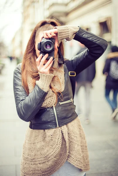 La giovane fotografa donna — Foto Stock