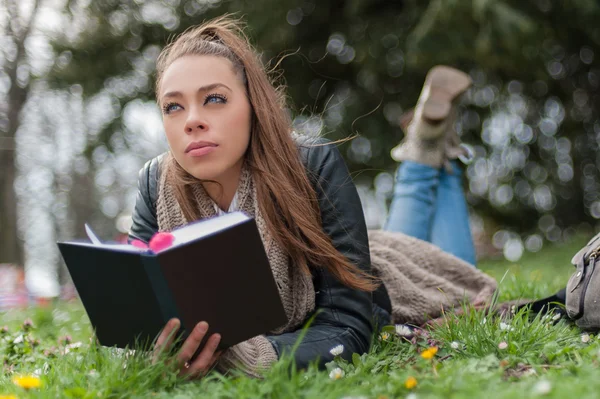 Mujer joven leyendo libro — Foto de Stock